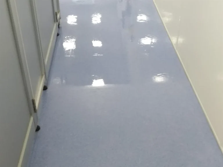 Zlecenie polimerowania, widać linię gdzie na wykładzinie kończy się polimer. Różnica jest wielka.