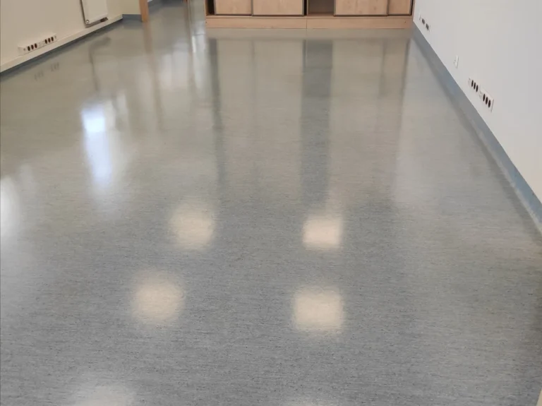 Polimerowanie wykładziny stworzyło błyszczącą się antypoślizgową warstwę.