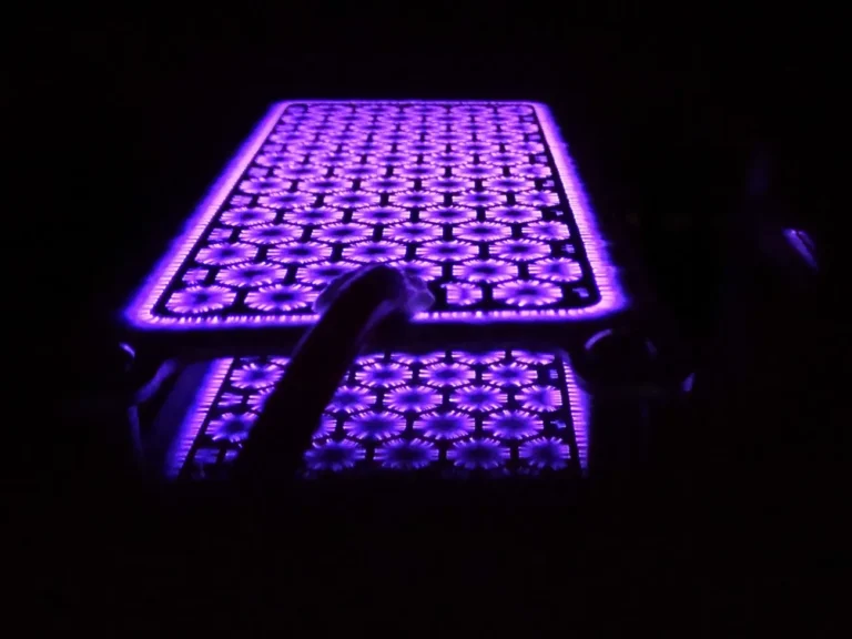 Generator ozonu od środka -widoczne wyładowania koronowe