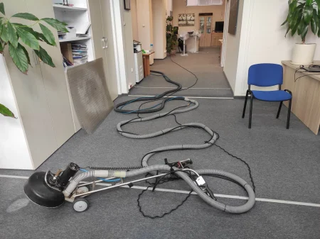 Pranie wykładziny z pomocą długiego węża ekstrakcyjnego